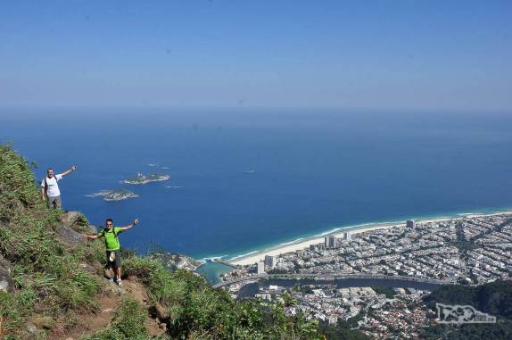 Cada vez mais altos na Trilha da Pedra da Gavea, no Parque Nacional da Tijuca, no Rio de Janeiro. Lá embaixo, a praia da Barra da Tijuca
